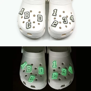 1PCS de Venda Quente, Luminoso Preto Branco Ícone de Letra Sapatos Encantos de Silicone, Para Decoração de Fivela Alfabeto Acessórios Presentes Crianças